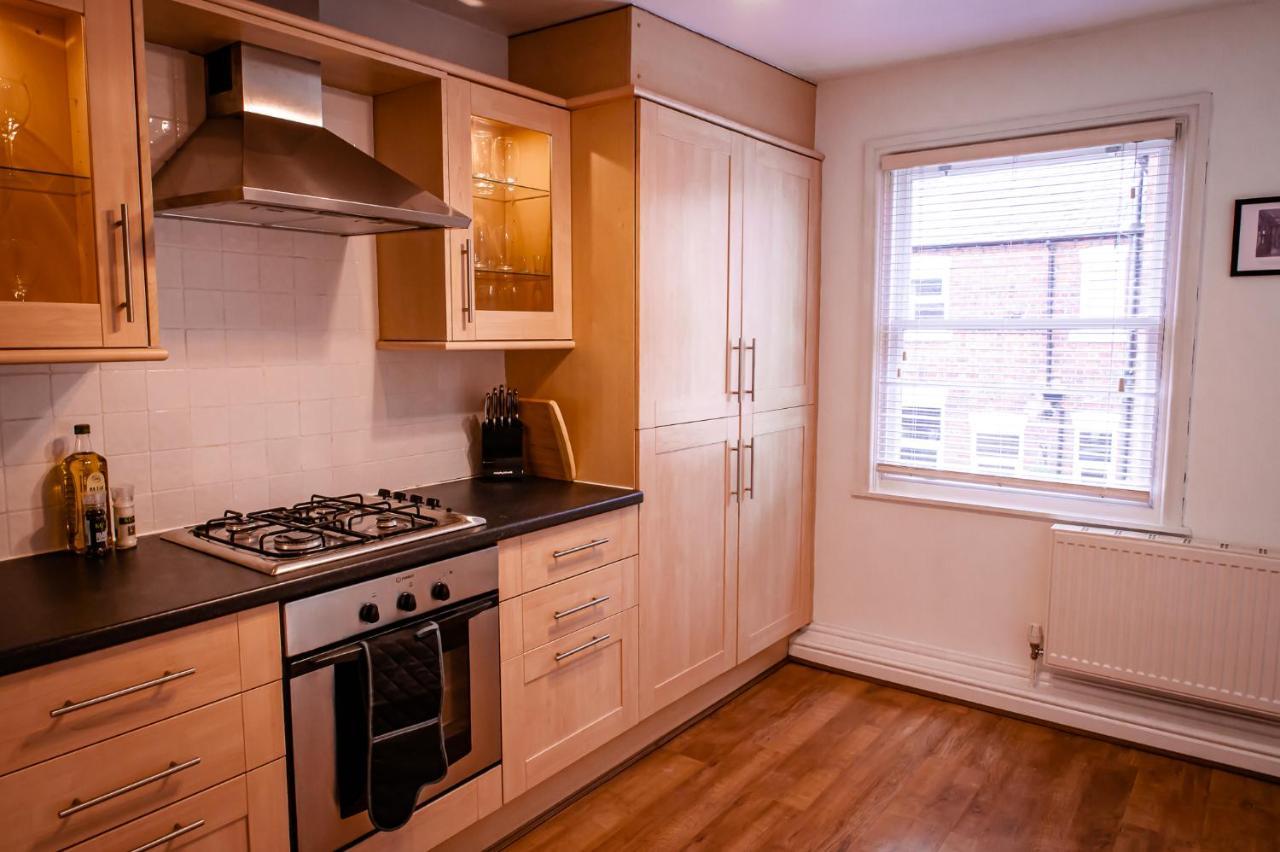 Lord Street - 2 Beautiful Apartments - Sleep Up To 14 Guests - By Rework Accommodation Chester Eksteriør billede